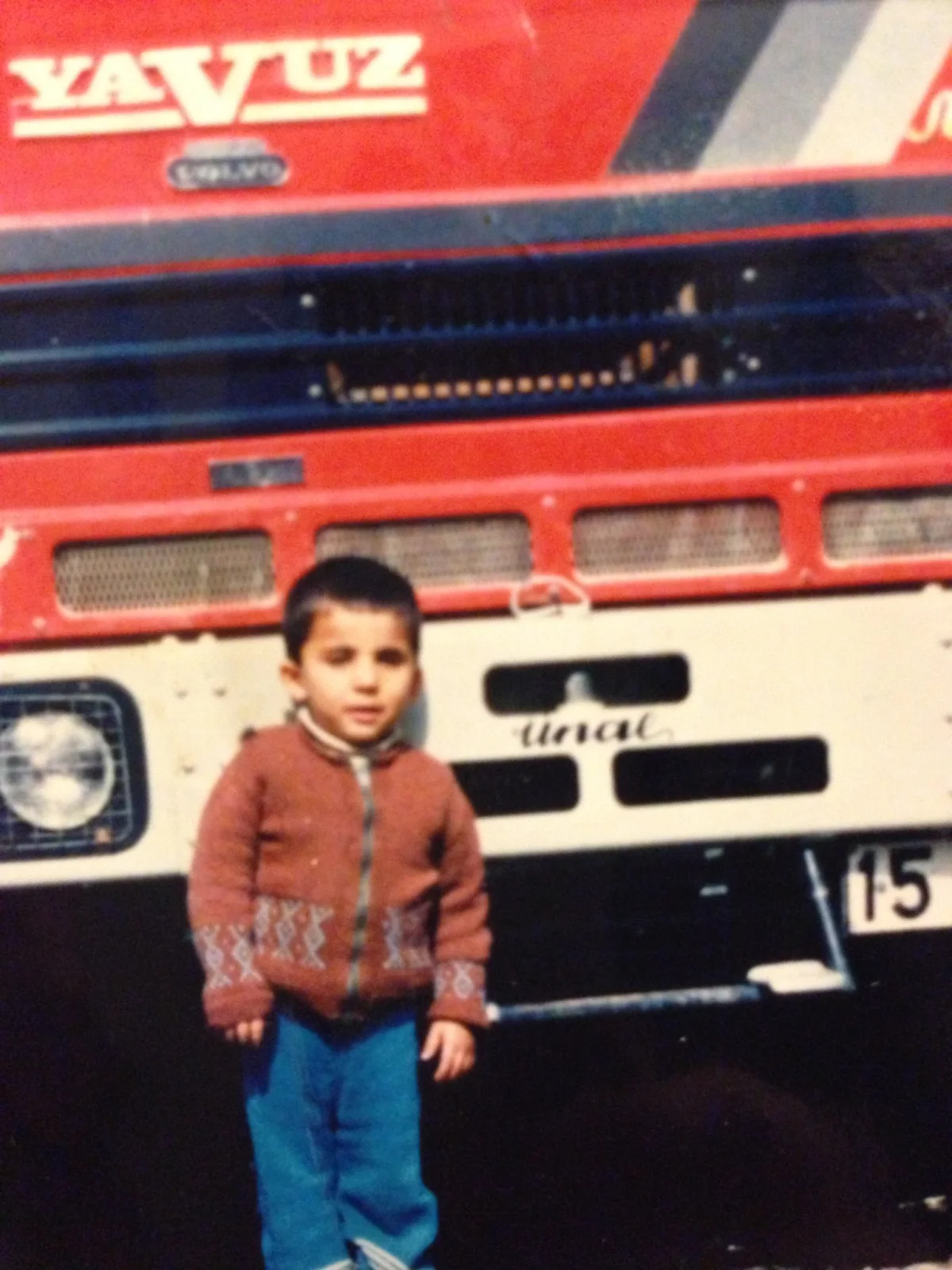 1980’lerin sonlarında Serkan AKINCIOĞLU eski bir ticari aracın önünde