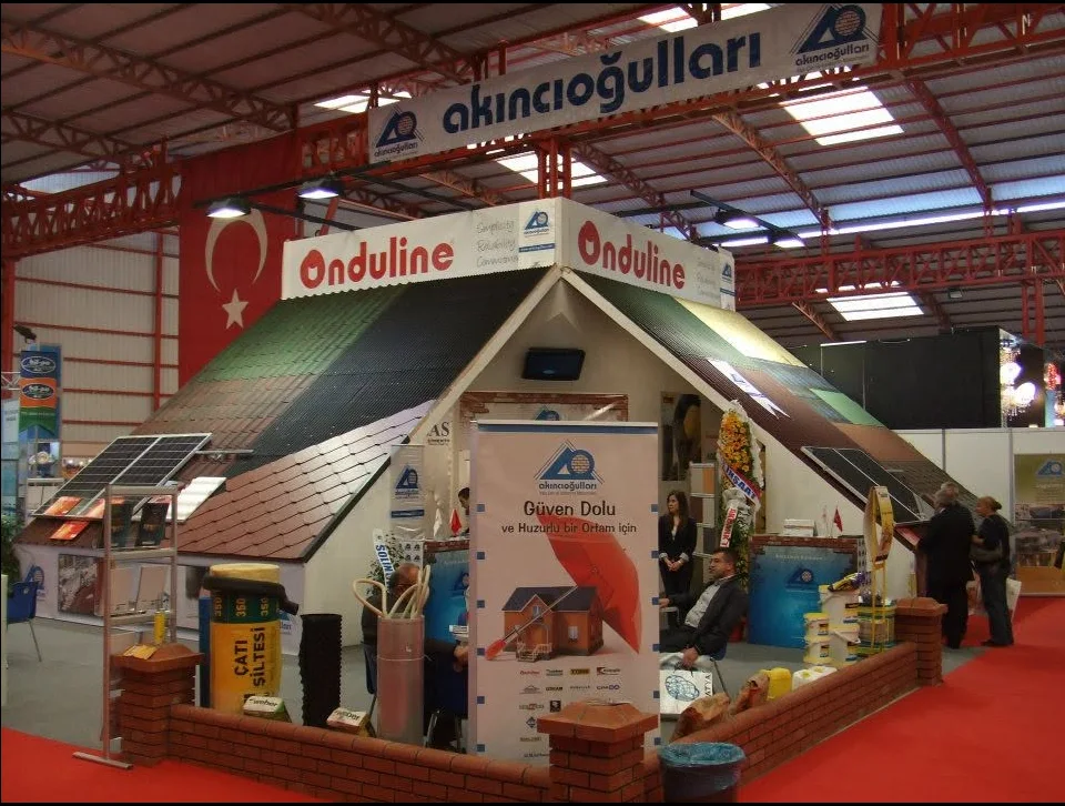 Akıncıoğulları ve Onduline tabelalarının görüldüğü 2005–2010 fuar standı arşiv görüntüsü